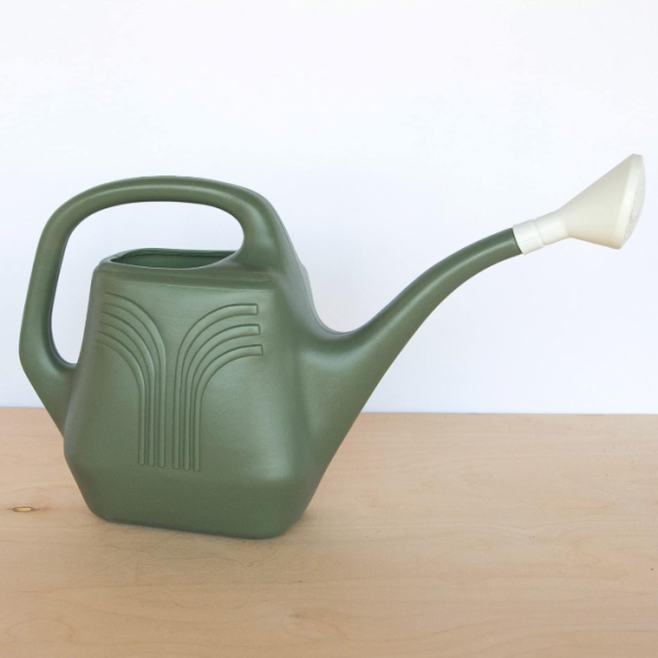 Large capacity gardening watering can