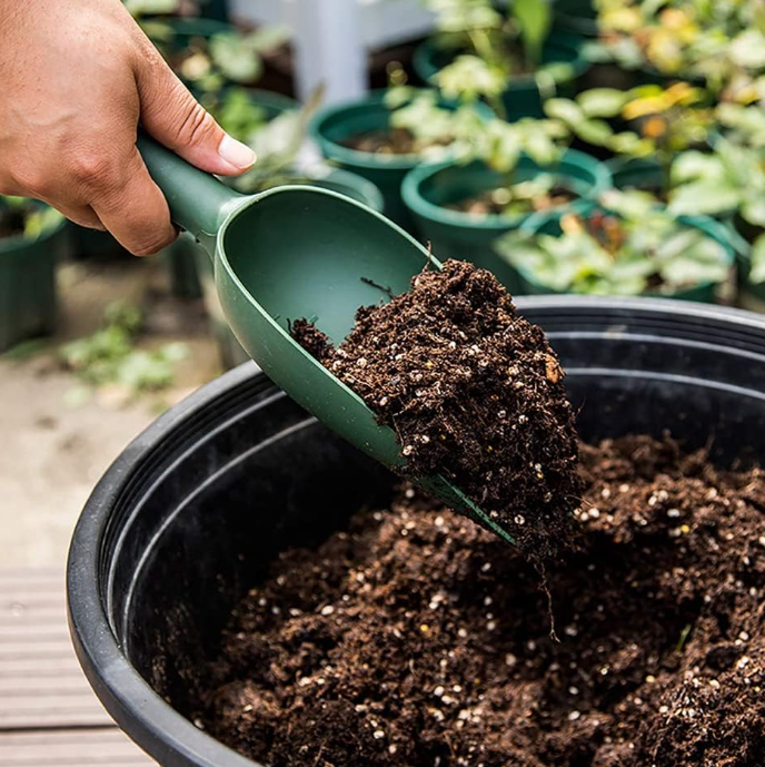 3 piece set of multi purpose plastic gardening trowels, for planting, digging, and scooping soil or sand