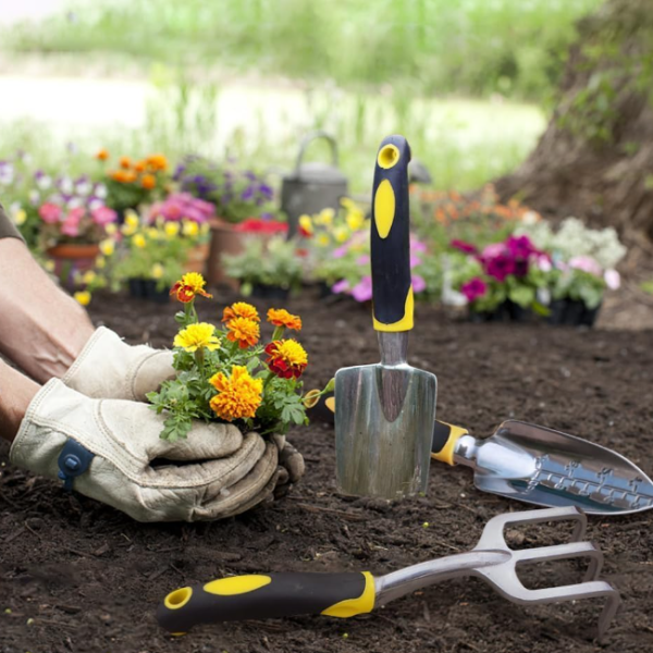 Reinforced stainless steel gardening trowel, for loosening soil and weeding