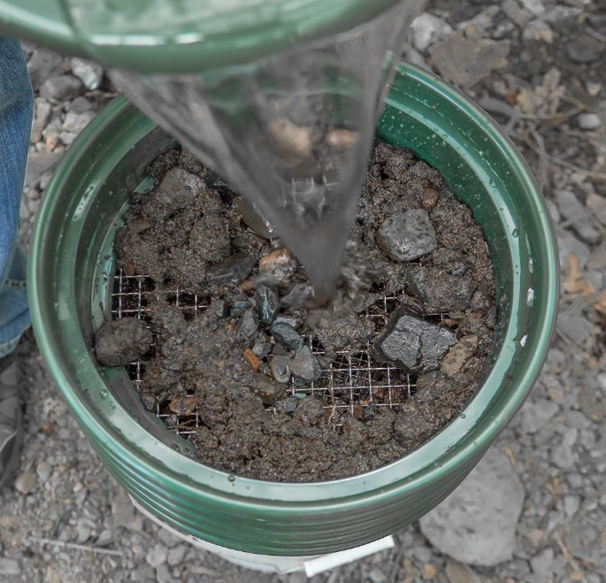 Green stainless steel mesh garden sieve, ideal for screening soil, gravel, and granular materials